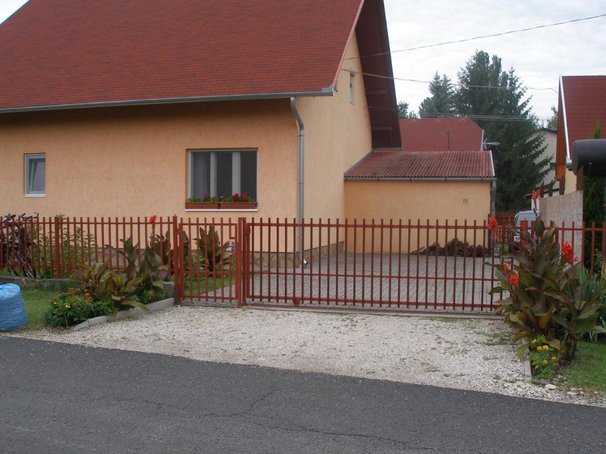 Holiday Home In Balatonkeresztur 19455 エクステリア 写真