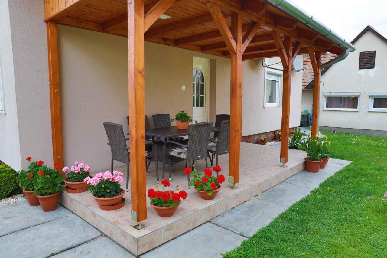 Holiday Home In Balatonkeresztur 19455 エクステリア 写真